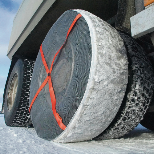 Primer plano del dispositivo de tracción textil AutoSock montado sobre ruedas de camión