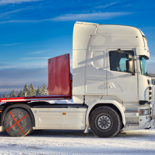 Calcetines de nieve AutoSock montados en las ruedas de un camión