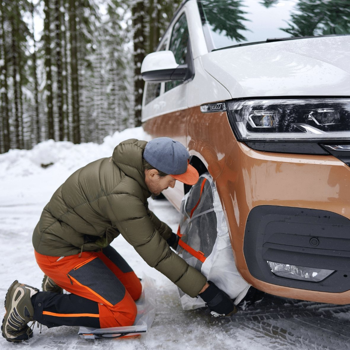 Instalación de AutoSock HP para coches en las ruedas delanteras de una furgoneta sobre nieve y hielo