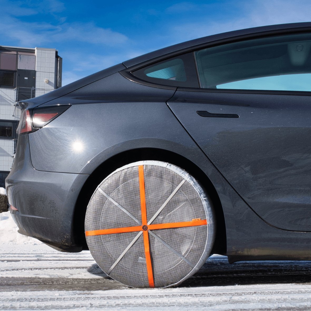 AutoSock HP para turismos montado en las ruedas traseras de un coche sobre nieve